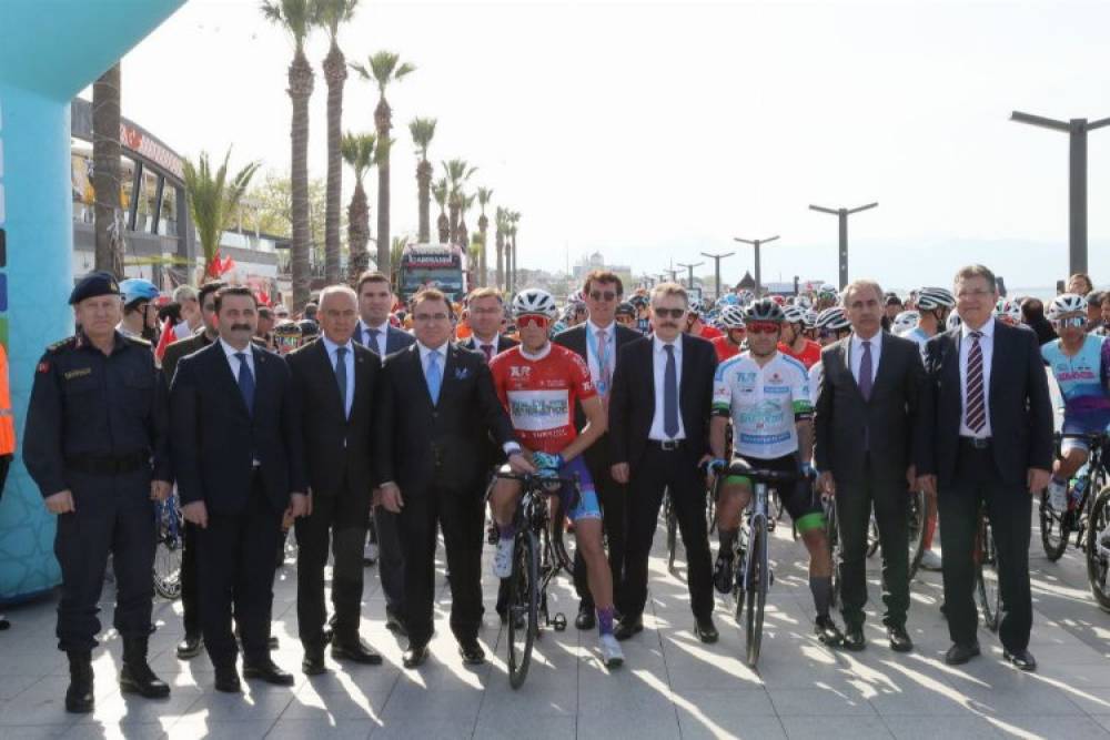 Cumhurbaşkanlığı Türkiye Bisiklet Turu 6. etabı Edremit'ten başladı